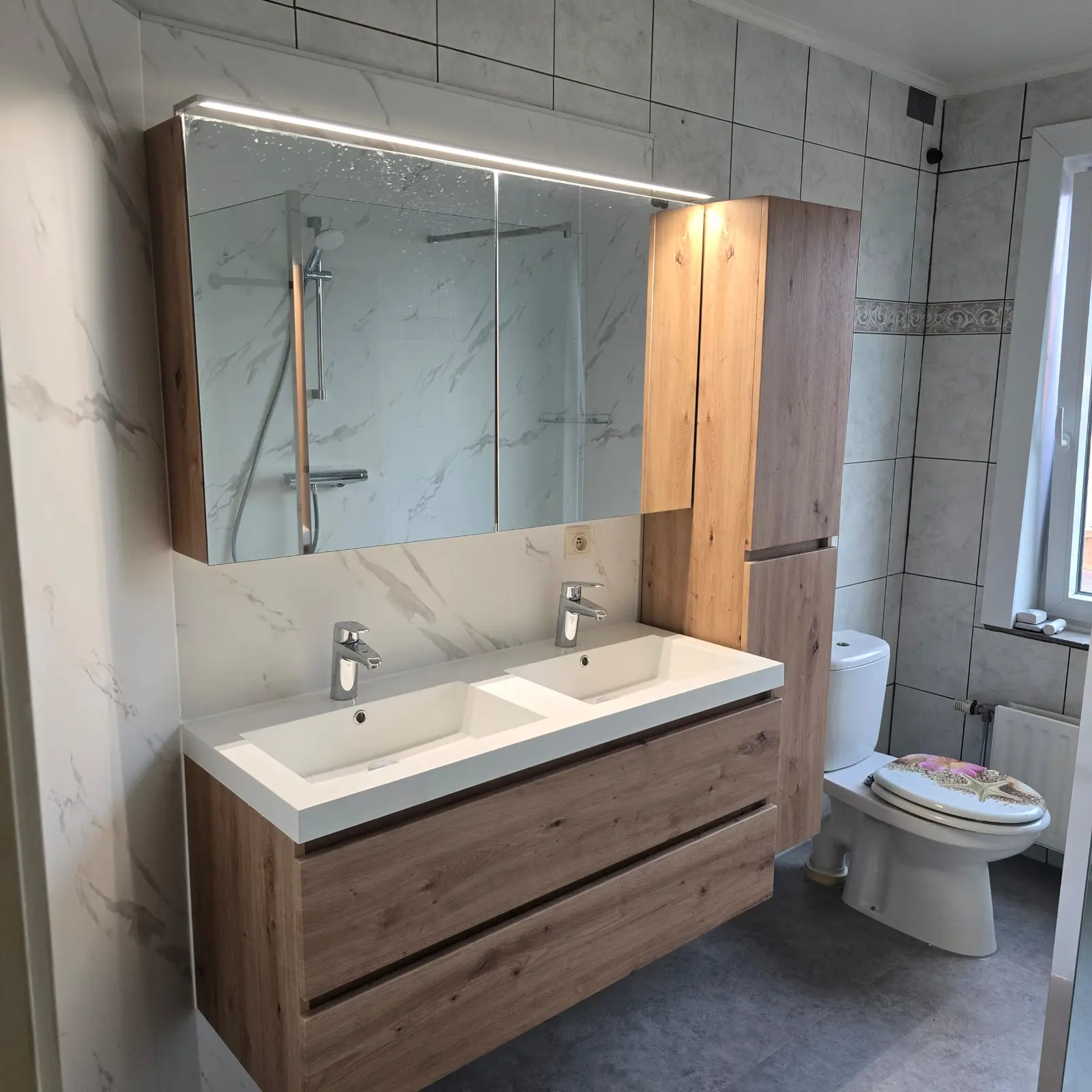 Vernieuwde badkamer met inloopdouche — voorbeeldproject SaniSafe